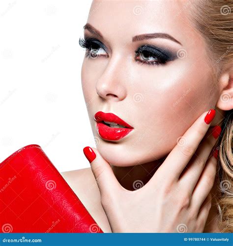 portret van mooie vrouw met rode lippen en spijkers stock foto image of manicuur rood 99780744