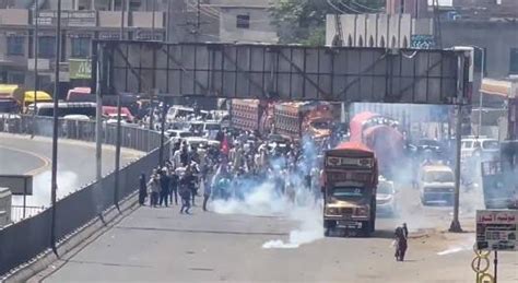 Azadi March Clashes Erupt Between Police Pti Protesters In Lahore Video