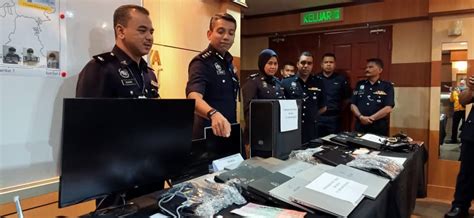 The police also seized a knife, which the suspect had hidden underneath a carpet in the living. Ditipu Macau Scam, wanita 90 tahun rugi lebih RM300,000