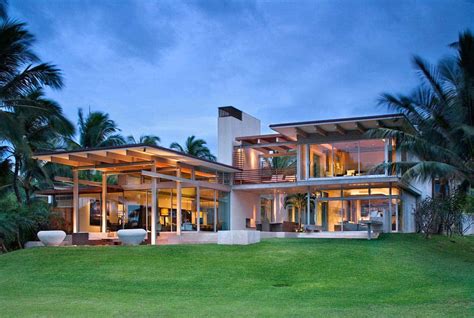 Tropical Dream House In Maui Opens To Fresh Sea Breezes