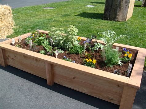 Raised garden beds come in a wide range of sizes and shapes. 8 Cool DIY Garden Bed and Planter Ideas - GODIYGO.COM