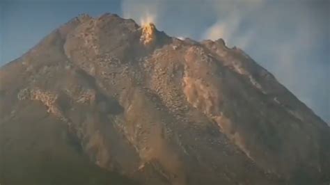 Erupsi Gunung Merapi Awan Panas Meluncur Sejauh Km Indonesia Update