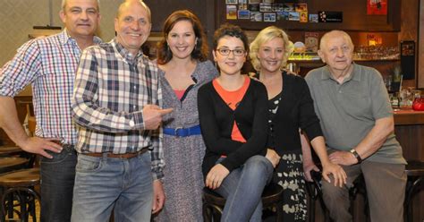 De serie is van maandag tot en met vrijdag te zien van 20.00 uur tot en met 20.35 uur, uitgezonderd van eind juni tot eind augustus. Laura (14) ontmoet acteurs 'Familie' dankzij Make-A-Wish ...