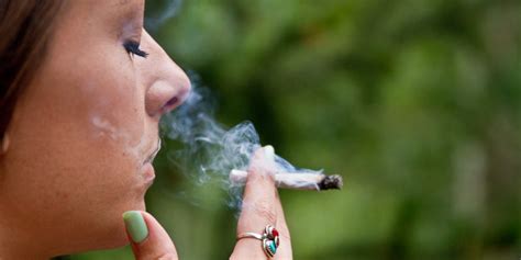 How To Inhale Weed Smoke Properly Key To Cannabis