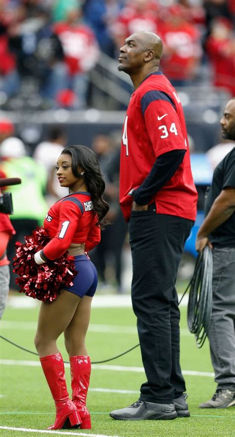 Simone arianne biles (born march 14, 1997) is an american artistic gymnast. Simone Biles als Cheerleaderin in der NFL (Fotos) - DER ...