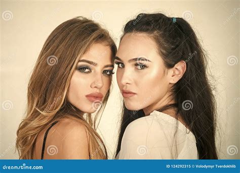 femmes sexy avec de longs cheveux lesbienne image stock image du coupe brune 124292315