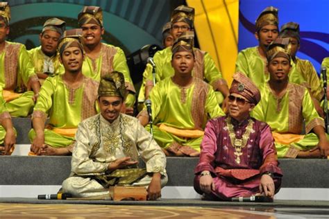 Di dalam persembahan dikir barat terdapat satu kumpulan yang diketuai oleh seorang. Lagu Dikir Barat Bahagian 1 - Sri Chekok - Kickstory.net
