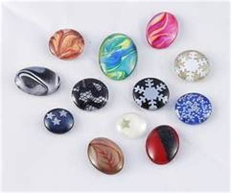 Mit einem zahnpicken rühren sie das klare wasser, das den nagellackkreis umgibt. Cabochons mit Nagellack - Gesagt - Getan