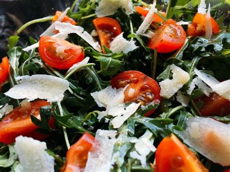 Rucola Salat mit Parmesan und Tomaten Rezept