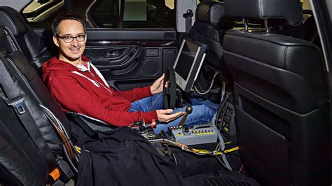 Als bond am hamburger flughafen seinen bmw bei q abholt, kann man bei der übergabe des wagens kleine schwarze punkte an den außenspiegeln sehen. Prominente BMW und Mini: Die Autos von Bond und Lagerfeld ...