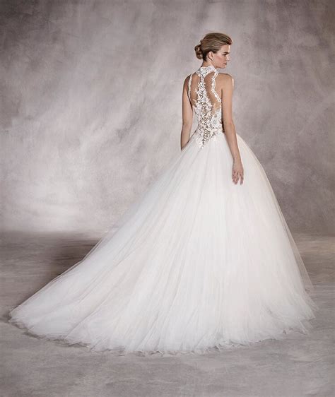 Hochzeitskleid n (genitive hochzeitskleides or hochzeitskleids, plural hochzeitskleider, diminutive hochzeitskleidchen n). Almeria - Brautkleid mit Guipure-Applikationen, Stickerei ...