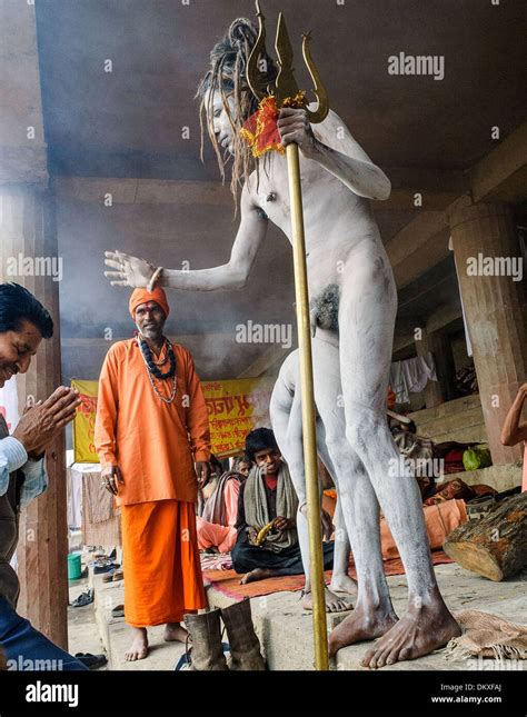 Sadhu Naga Baba Benedizione Uomo Varanasi Foto Stock Alamy