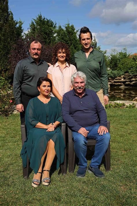 Başrollerinde engün günaydın, demet evgar, erdal özyağcılar, devrim yakut, fatih artman, şevket çoruh, gülse birsel, derya karadaş gibi isimler yer alıyor. Aile Arasında resimleri - Fotoğraf 40 - Beyazperde.com
