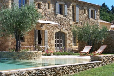 In a picturesque location between green meadows and sunflower fields, amidst the rolling tuscan hills near the town of cortona, italy, you will find podere 500, a holiday home that was once a traditional farmhouse. Charmantes mediterranes Bauernhaus in der Provence | Haus ...