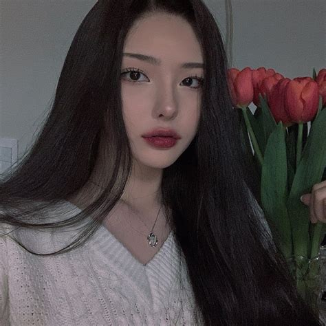 유나🦋 s instagram profile post “어두운색으로 염색 처음 해봤다💙 목걸이랑 잘 어울려서 만족💜” chicas de belleza cabello
