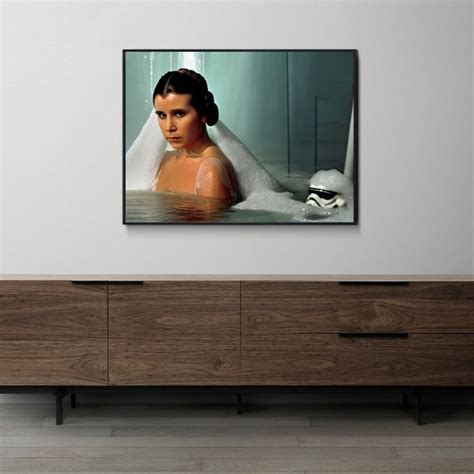 Prinzessin Leia In Der Badewanne Mit Einem Stormtrooperhelm Wirft