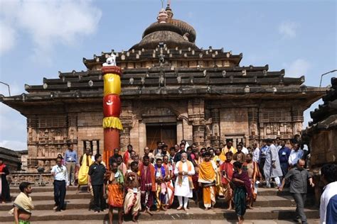 Photos Pm Narendra Modi Offer Prayers At Bhubaneswars Lingaraj Temple