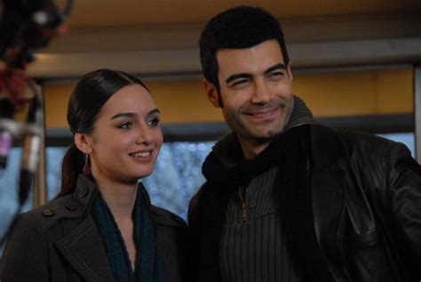 Oyuncu çift birce akalay ile murat ünalmış, 2011 yılında görkemli bir düğünle yaşamını birleştirmişti. Birce Akalay & Murat Ünalmış