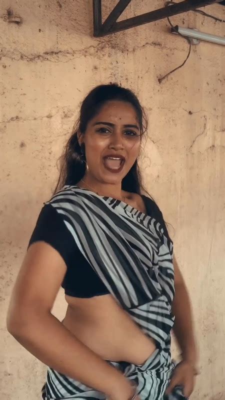 Telugu Aunty Sexy Tummy In Saree