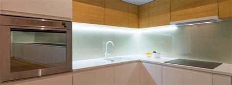 Entra y elige los módulos para amueblar tu cocina. Instalar luz led en la encimera de tu cocina - canalHOGAR