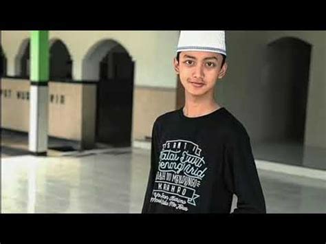 Gus azmi merupakan seorang penyanyi religi muda yang kini tengah menjadi idola, khususnya di daerah jawa timur. Kumpulan foto Gus azmi askandar - YouTube