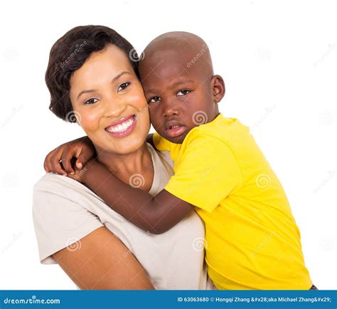 afrikaanse jongen die moeder koesteren stock foto image of levensstijl uitziend 63063680