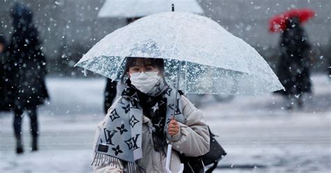 Heavy Snow In Japan Disrupts Flights And Trains Closes Roads Reuters