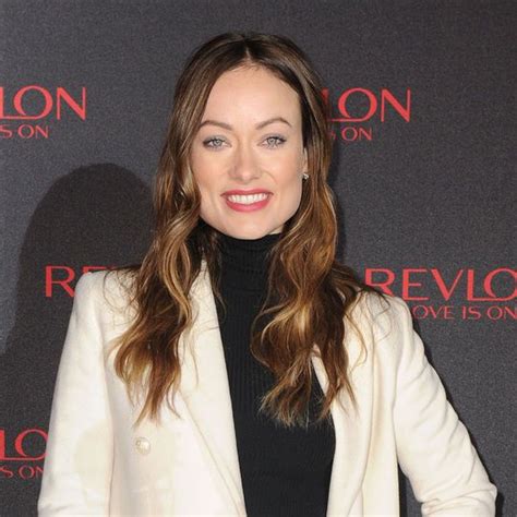 All The Details On Olivia Wilde S Flirty Holiday Party Perfect Makeup Look Celebrity Smiles
