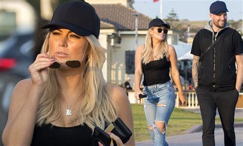 Bachelor In Paradises Keira Maguire Goes For A Stroll In Bondi