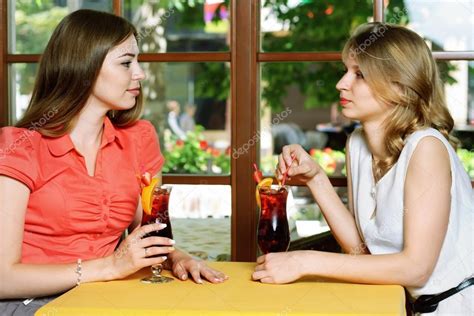 Duas Mulheres Conversando No Café — Fotografias De Stock © Alexshalamov 49312851
