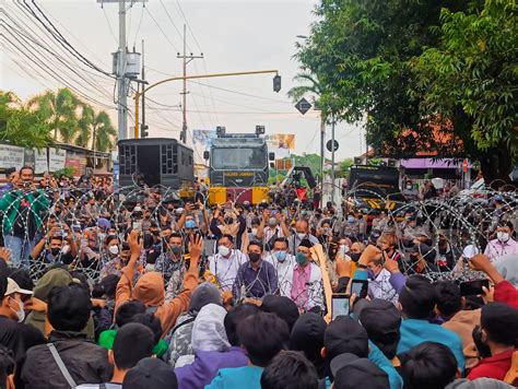 Ratusan Mahasiswa Aliansi BEM Jember Melakukan Aksi Demonstrasi Di Depan Kantor DPRD Jember