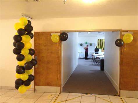 All your guests will fall in line at your army party. Balloon decor for Army themed going away party. | Deployment party, Military party, Army party