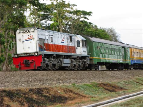 Kereta Api Indonesia Rangkaian Kereta Api Logawa Melintas Di Jembatan