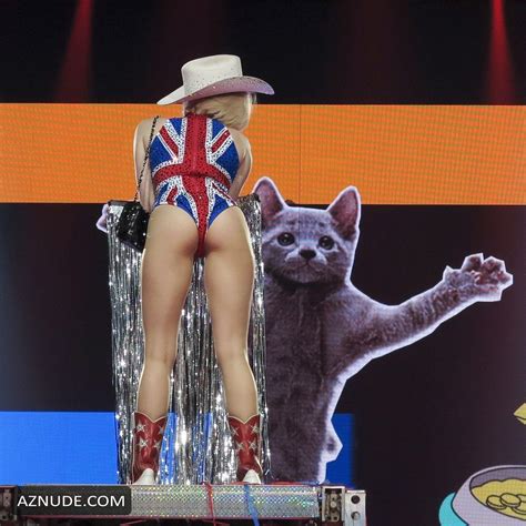 Miley Cyrus Showed Her Sexy Ass On Stage During Performance At The O2