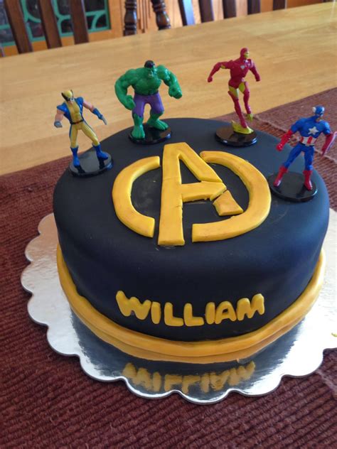 Tarta marvel con la versión funko de spiderman, hulk y el capitán américa para un 6º cumpleaños. Leah's Lovely Gateaux: Cakes 2013