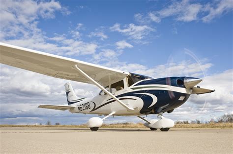 The cessna skylane matches powerful capability with a proven airframe that is easy to fly. AeroTaxi виртуальная авиакомпания - Cessna 182