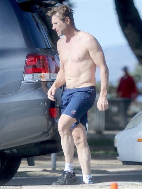 Aaron Eckhart Flashes Abs As He Goes Shirtless Following Run In Santa