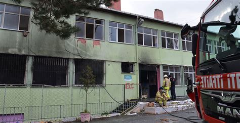 Beykoz'da 3 katlı bir binanın çatı katında çıkan yangın, çevrede oturan vatandaşlara korku dolu dakikalar yaşattı. Beykoz'da ilkokulda yangın