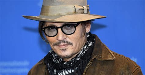 В венах актера течет кровь индейцев чероки, ирландцев и немцев. Johnny Depp confiné en France, après avoir fêté les 18 ans ...