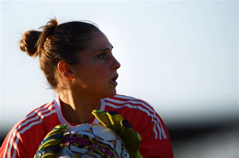 La sua prima squadra è il gütersloh, a seguire arrivano le esperienze herforder, al colonia e l'ultima, nella quale fa da vice a laura benkhart nel. Chi è Laura Giuliani, portiere della nazionale italiana ...