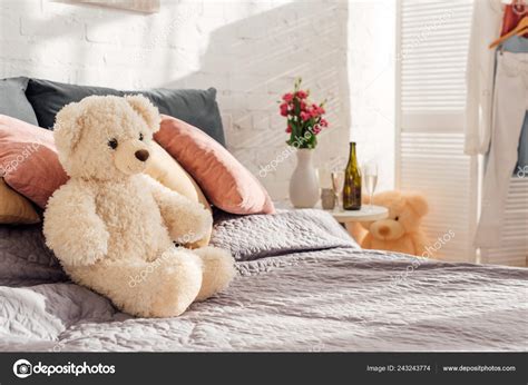 Selective Focus Teddy Bear Toy Bed Modern Bedroom Copy Space — Stock