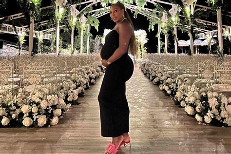 Pregnant Serena Williams Shows Off Her Bump In Italy Trying To Figure