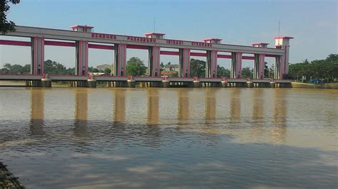 Pintu air dengan roda (roller gate,fixed wheel gate),berbentuk empat persegi panjang dan di bantu dengan beberapa roda agar muda untuk membuka dan menutupnya. KOMUNITAS TOPIBAMBU TANGERANG: Tonggak Benteng pintu air ...