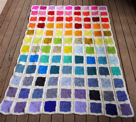Mit den vier farben lassen sich insgesamt 24 verschiedene farbkombinationen häkeln. Patchworkdecke stricken aus bunten Quadraten ...