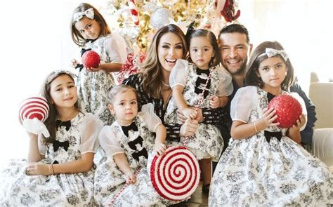 Jacky Bracamontes Celebra La Navidad Rodeada De Su Familia Chic Magazine