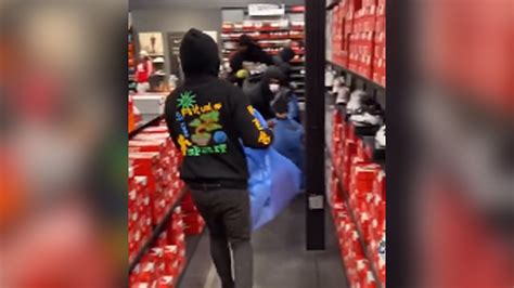 Flash Mob Ransacks Nike Store In Los Angeles Steals 12000 In Merch