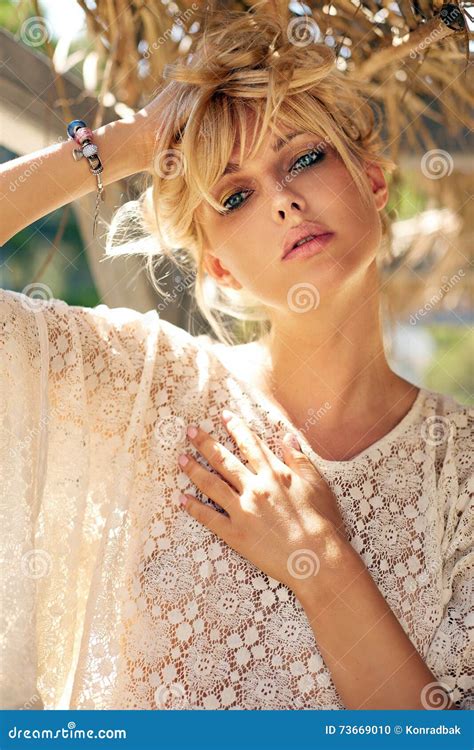 Portret Van Een Mooie Sensuele Blondevrouw Stock Foto Image Of Zorg