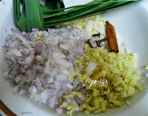 Resepi ini adalah adaptasi dari buku masakan chef wan yang berjudul mini cookbooks. NASI AYAM CHEF WAN | Fiza's Cooking