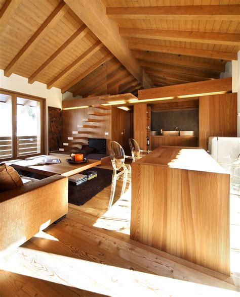 Nuansa yang diciptakan oleh desain interior ini adalah kasar namun hangat. 30 Contoh Desain Interior Rumah Kayu Yang Menginspirasi ...