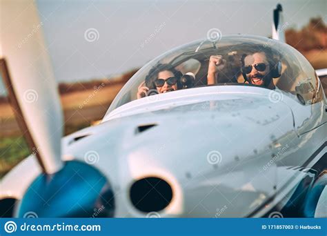 Jeune Femme Et Pilote Dans Le Cockpit Dun Avion Image Stock Image Du Couples Séance 171857003